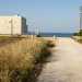 Continuiamo a camminare sul sentiero, lasciandoci la baia alla nostra sinistra. Arriviamo cos davanti al mare aperto, in un punto caratterizzato dalla presenza di un edificio color panna da poco ristrutturato che ha di fronte solo ed esclusivamente la vista dellAdriatico
